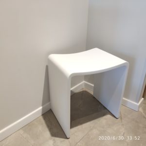 כסא למקלחון מעוצב אבן קוריאן לבן 40/30 ס"מ